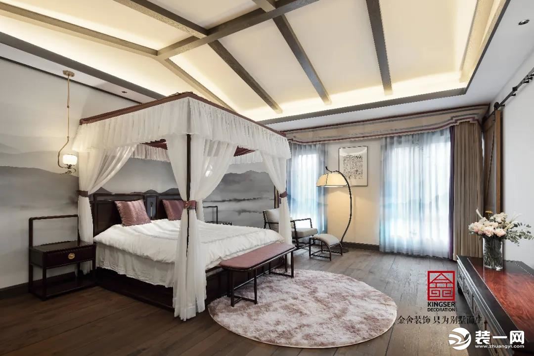 流苏纱幔，温软宜人，卧室就是一个享受相守的地方，柔和的灯光洒在墨色勾勒的墙壁上，将中国人特有的文艺气