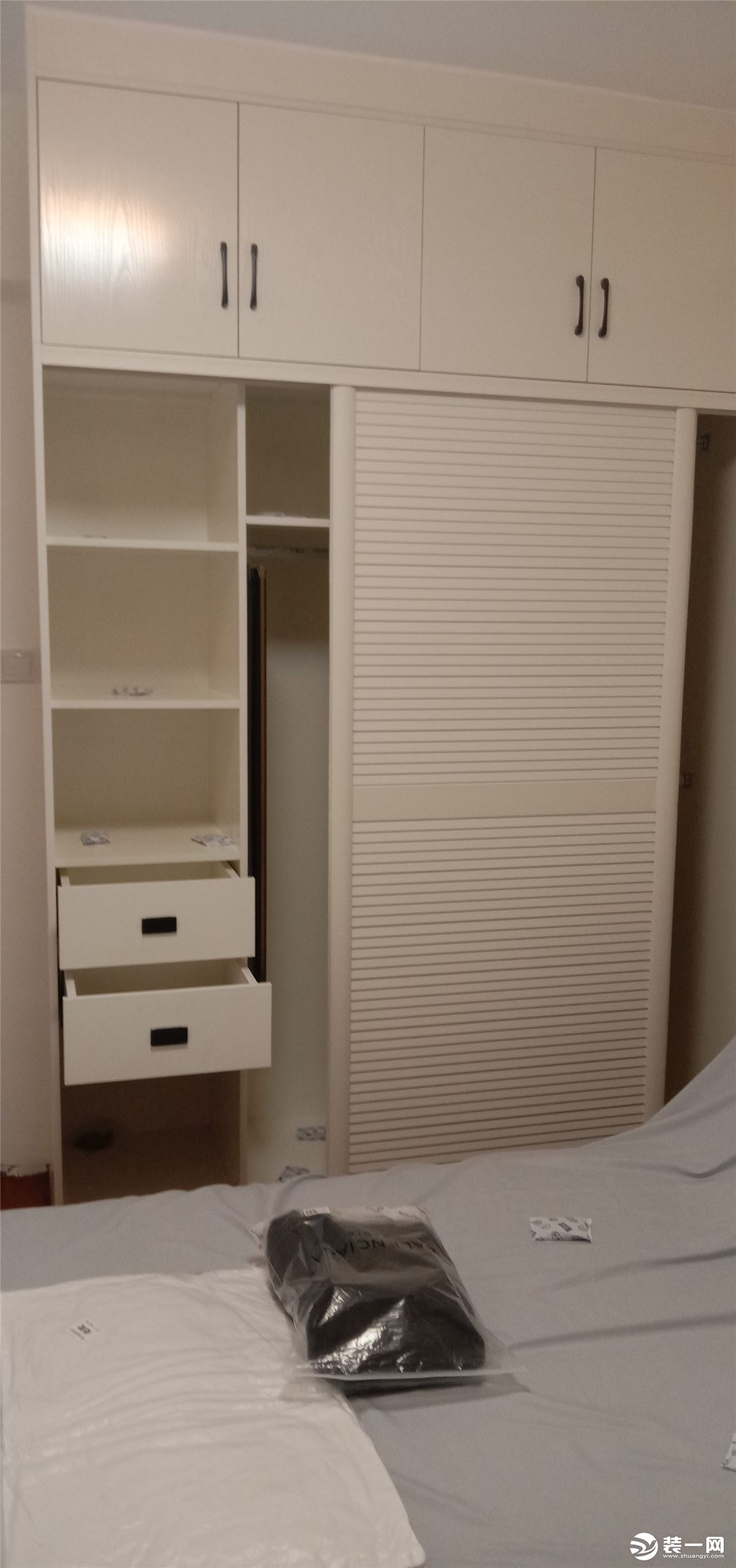 卧室做了一个实木免漆板的衣柜，功能齐全，使用方便