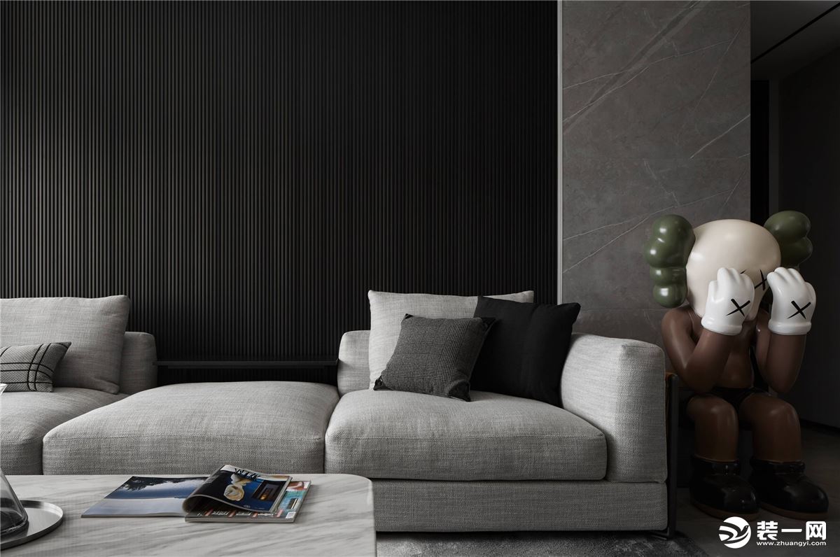 浅灰色的沙发在空间中体现简约与舒适，手办的搭配，时代与潮流的展现