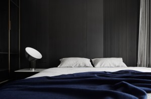 主卧黑色为基础色，蓝白色的床饰，是空间其他的色彩，充满魅力与慵懒	