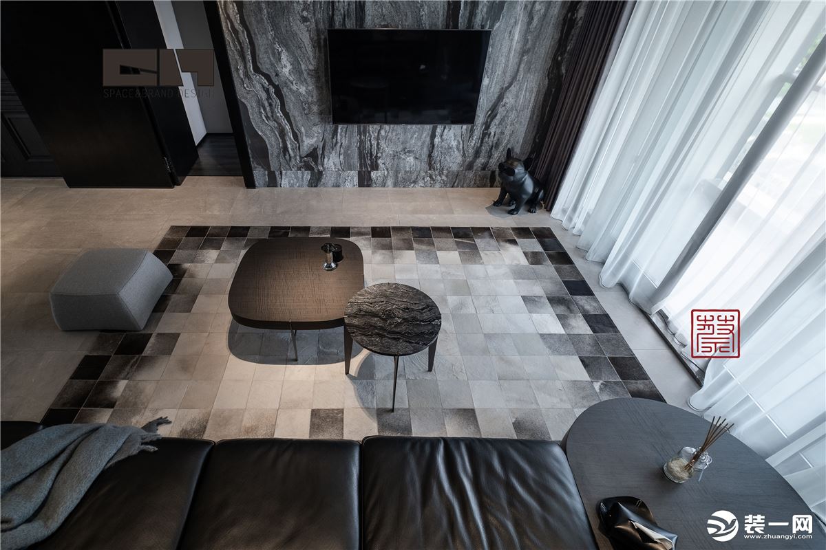 客厅、 皮质沙发充满复古感与质感 搭配柔软的格子毛绒地毯 平衡了空间的设计温度 