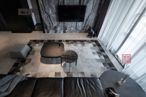 客厅、 皮质沙发充满复古感与质感 搭配柔软的格子毛绒地毯 平衡了空间的设计温度 