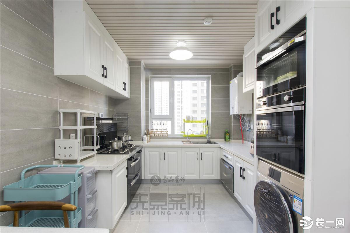 厨房，采用白色的材质，干净又整洁