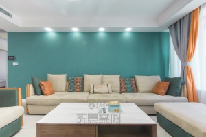 沙发背景墙采用素色，简约而时尚