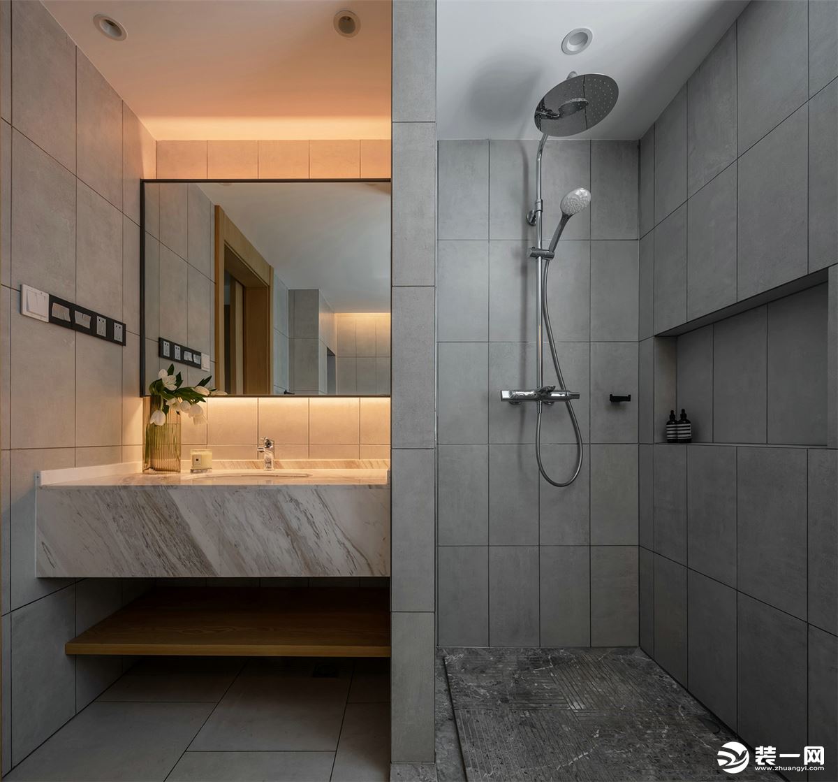 卫生间采用灰色墙砖与地砖，面盆台面采用大理石，材质的对比和融合，功能细节的暗部表达，是卫浴空间的核心