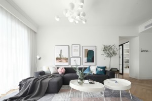 客厅，纯白背景墙加上简单的挂画配上绿植和白色落地灯，让人可以在这个空间放松下来。