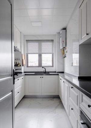 扩大后的厨房空间，视野也更开阔了。 厨房整体色调以简洁浅色系设计，延续整个空间的风格。