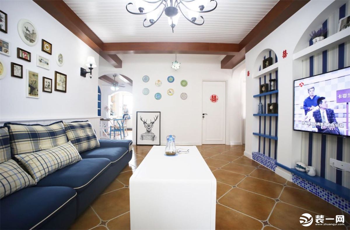 蓝白色穿梭于家里的每一处，客厅设置的装饰假梁，将整体空间划分的很规整