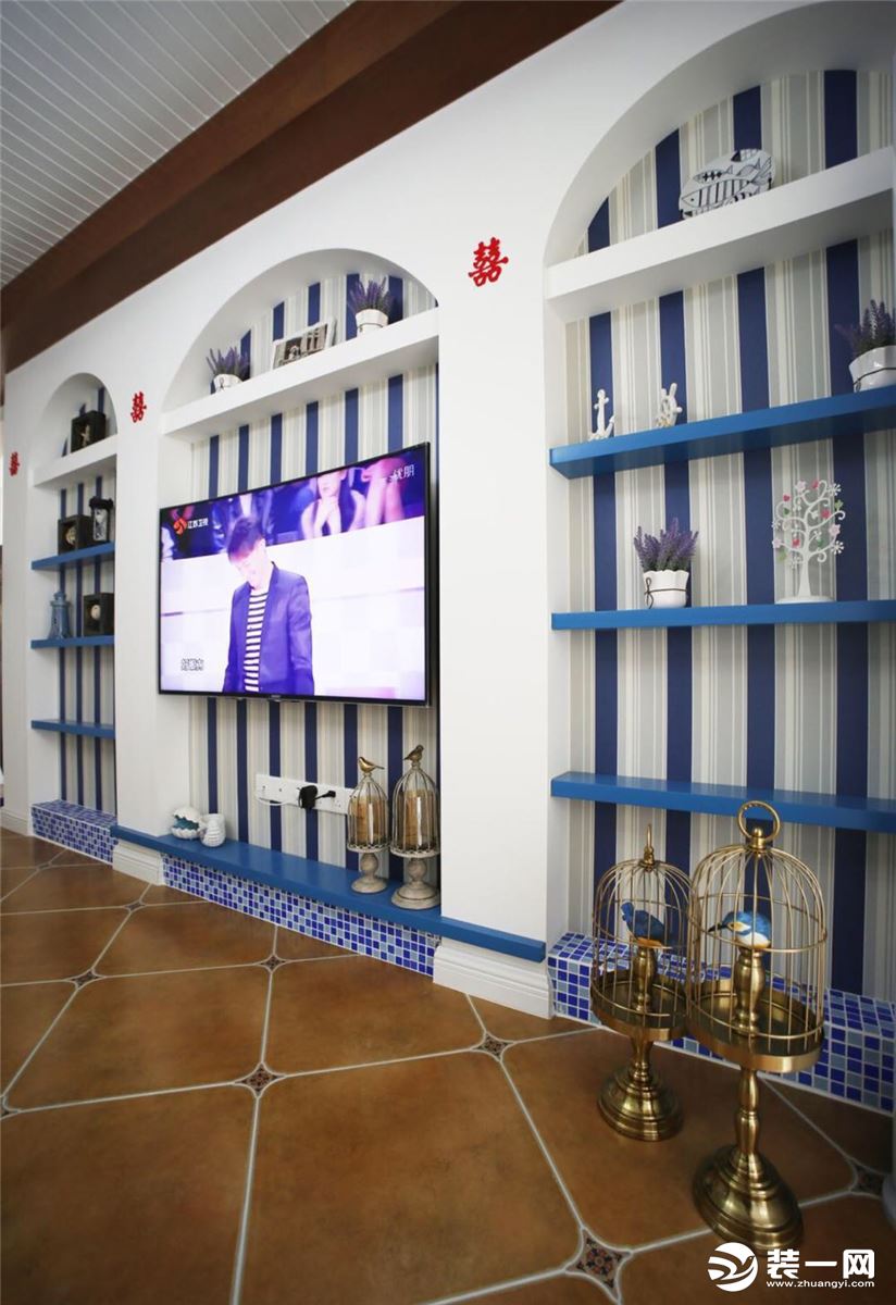 电视背景墙定制的蓝色隔板，竖条纹壁纸。有很多空间可以摆上自己喜欢的小物件