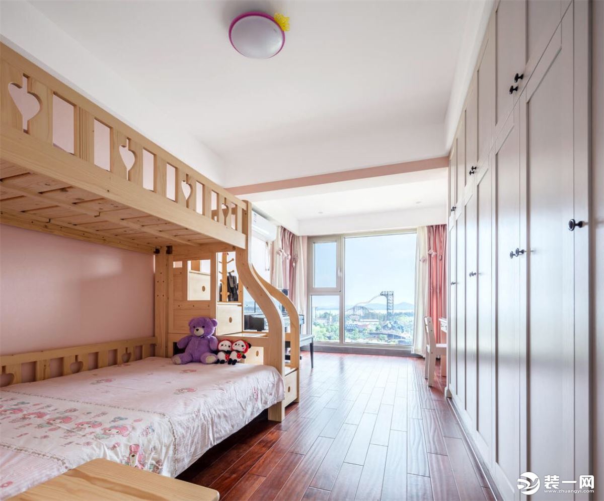 这个卧室在色彩搭配上青春活波，干净简洁，让满屋子充满游乐园氛围