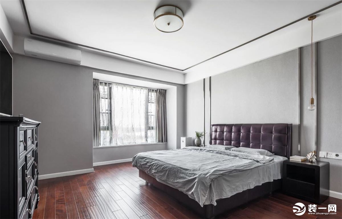 卧室，由黑色的家具打造现代简约的风情