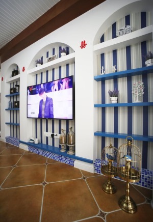 电视背景墙定制的蓝色隔板，竖条纹壁纸。有很多空间可以摆上自己喜欢的小物件