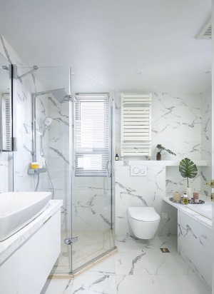 主卫以干净统一的白色调，营造洁净、宽敞的空间氛围，借用部分衣帽间空间，合理摆放淋浴区、浴缸、洗手台、