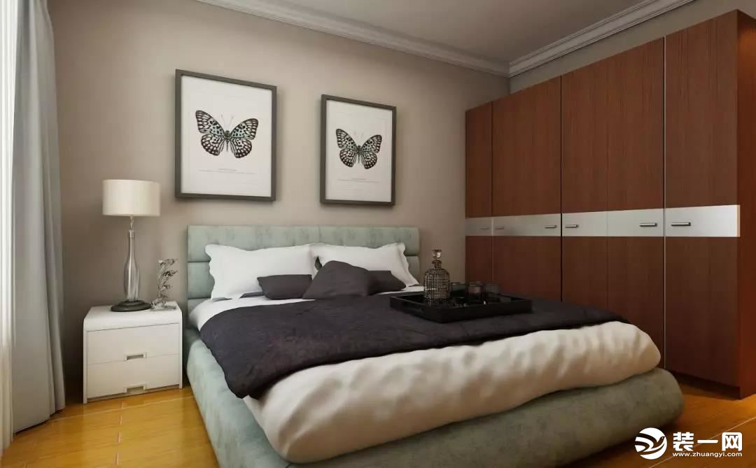 次卧的浅色床品与墙面、床柜相搭配，木质的深色衣柜有了银色装饰条，不会显得突兀。