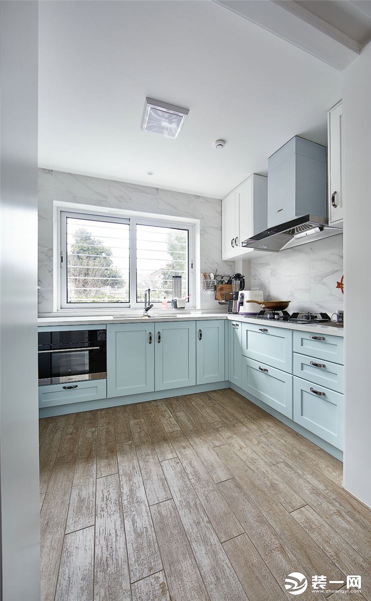 厨房整体干净简洁，每个区域都物尽其用，同时U型的橱柜设 计可以让厨房空间得到最大化的利用。