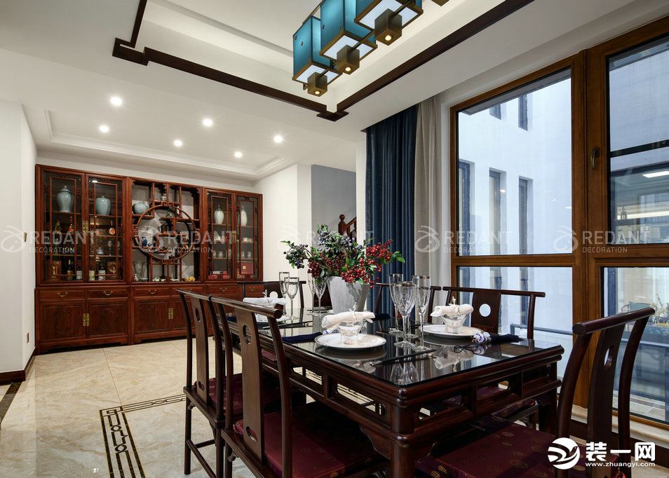 本案为简中设计风格，中国传统的室内设计融合了庄重与优雅的双重气质，表达了对清雅含蓄，端庄风华的东方式
