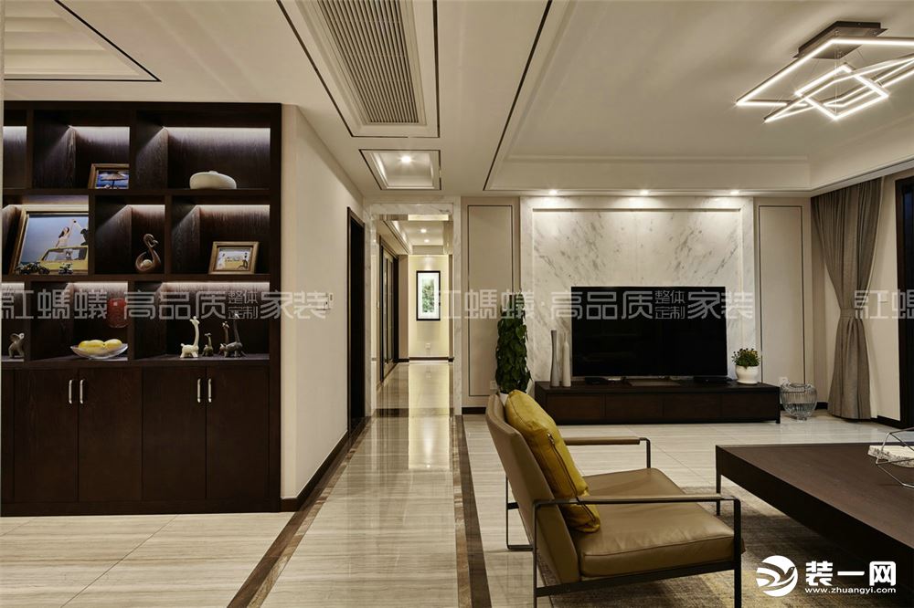本案空间格局为四房两厅两卫，以强烈的黑白对比色调为主，现代简约风格。所选用的各类材料及家具均以简单、