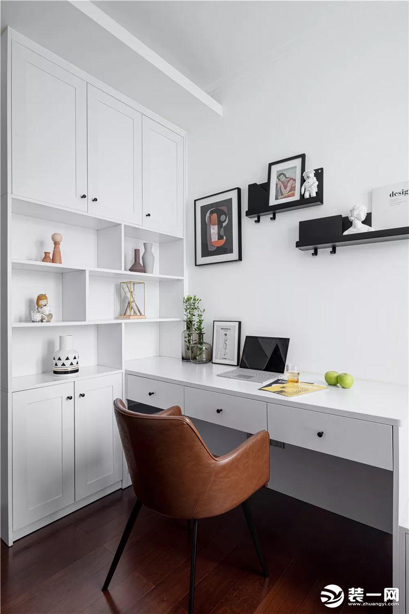 ▲ 书房设计定制书桌并与飘窗相连，软装搭配延续客厅的色调，大面积的白色营造纯净而放松的空间氛围。