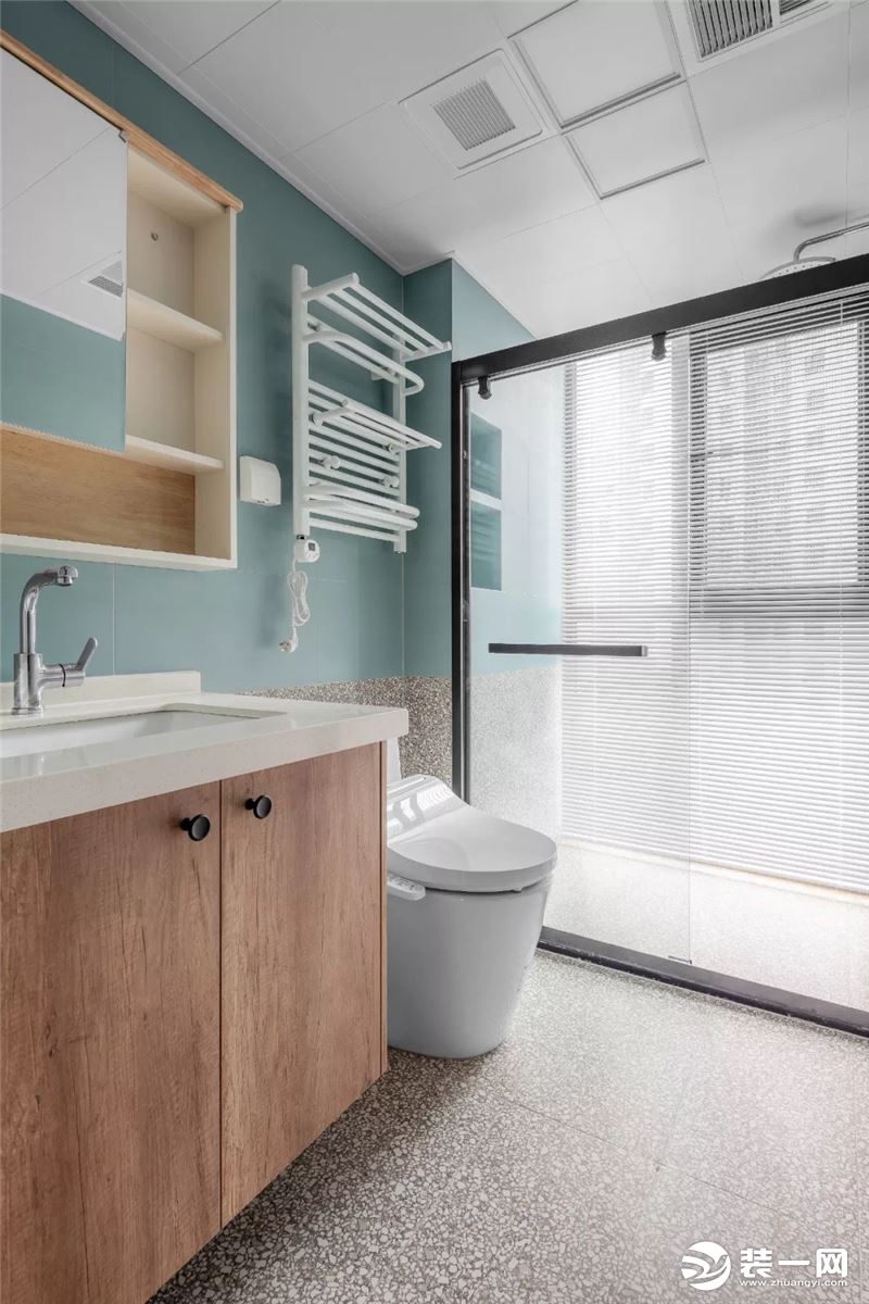淋浴间的壁龛设计，马桶上方的电热毛巾杆，都是方便实用的小细节。