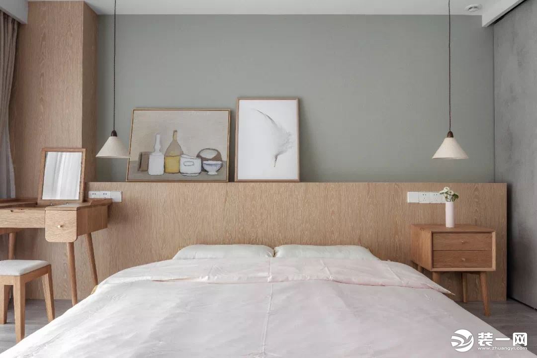 床头背景墙使用抹茶绿，利用原墙体的凹陷结构，用木工板+饰面，做床头造型，200mm的深度可以摆放喜欢