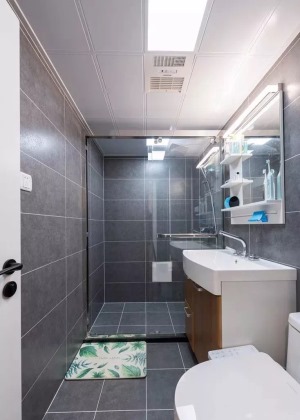 次卫采用直形淋浴区，设计了干湿分区。马桶采用壁挂式，占地面积小，清理更加方便。