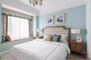 主卧选用原木色家具平衡蓝绿色墙壁的明度，软包床头符合人体贴合舒适度，整体营造安逸自在的睡眠氛围