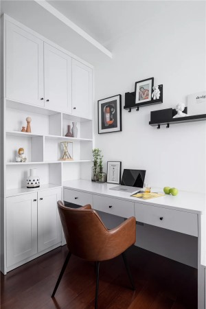 ▲ 书房设计定制书桌并与飘窗相连，软装搭配延续客厅的色调，大面积的白色营造纯净而放松的空间氛围。