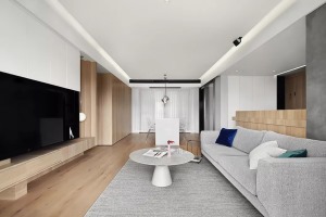 原木色与白色哑光烤漆面板做的造型电视柜，灰色沙发设计虽简洁却不简单，营造出一种独特的空间感