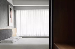 　卧室的飘窗，闲暇时可以静静地靠在上面，凝视着窗外风景，放下繁杂的心情。