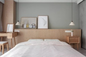 床头背景墙使用抹茶绿，利用原墙体的凹陷结构，用木工板+饰面，做床头造型，200mm的深度可以摆放喜欢