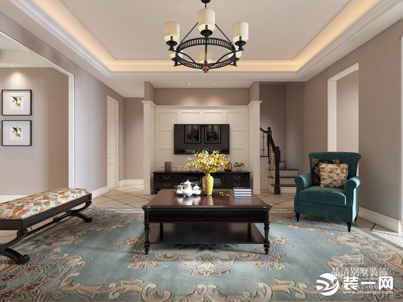 客厅：黑色环形铁艺吊灯，点映出一个传统的美式风格简约空间。墨绿沙发安放在翠色花纹地毯上，墙面上几幅亮