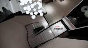 楼梯：白色的大理石楼梯设计成了直角形的，玻璃的扶手让空间看起来更通透。白色的泡泡形状灯饰，弥补了楼梯