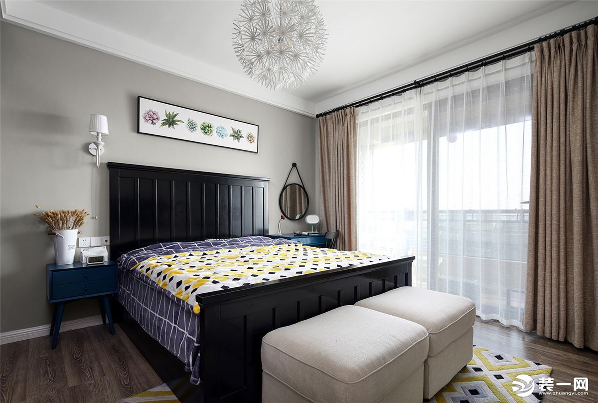 复古的实木深色床搭配的是一站比较奢华的水晶灯 和窗帘的颜色相呼应