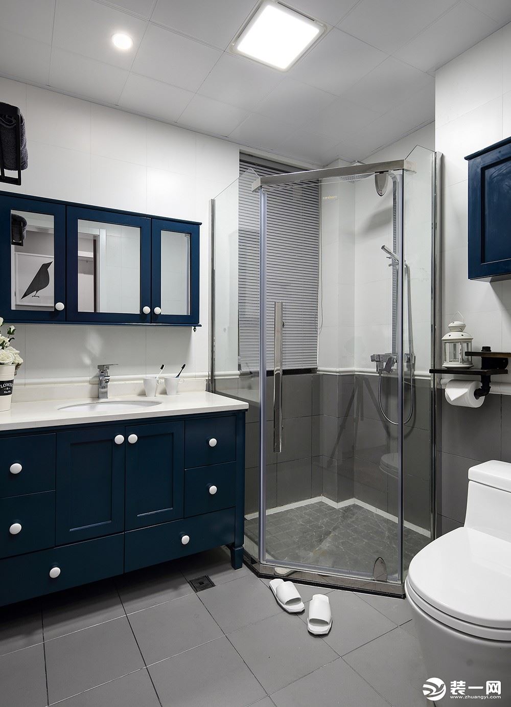 卫生间设计了一个砖石型淋浴隔断房  水不外溅；复古哑光砖更显质感