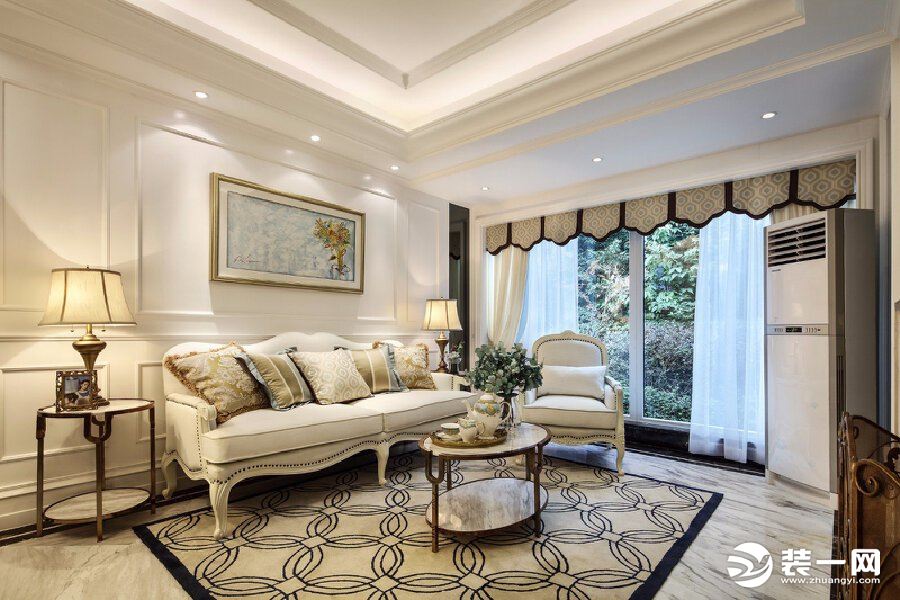 客厅是一个典型的欧式设计搭配素雅的软装是一个清新的欧式风格