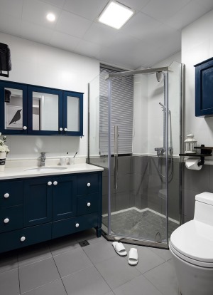卫生间设计了一个砖石型淋浴隔断房  水不外溅；复古哑光砖更显质感