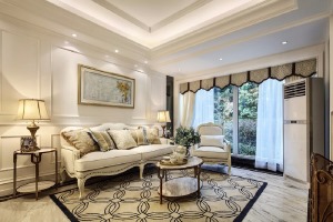 客厅是一个典型的欧式设计搭配素雅的软装是一个清新的欧式风格