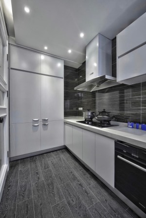 房 u型转角橱柜，灰色木纹地砖，搭配白色橱柜。更显整个空间线条流利整洁。 卫生间 设计从不拘于色彩、