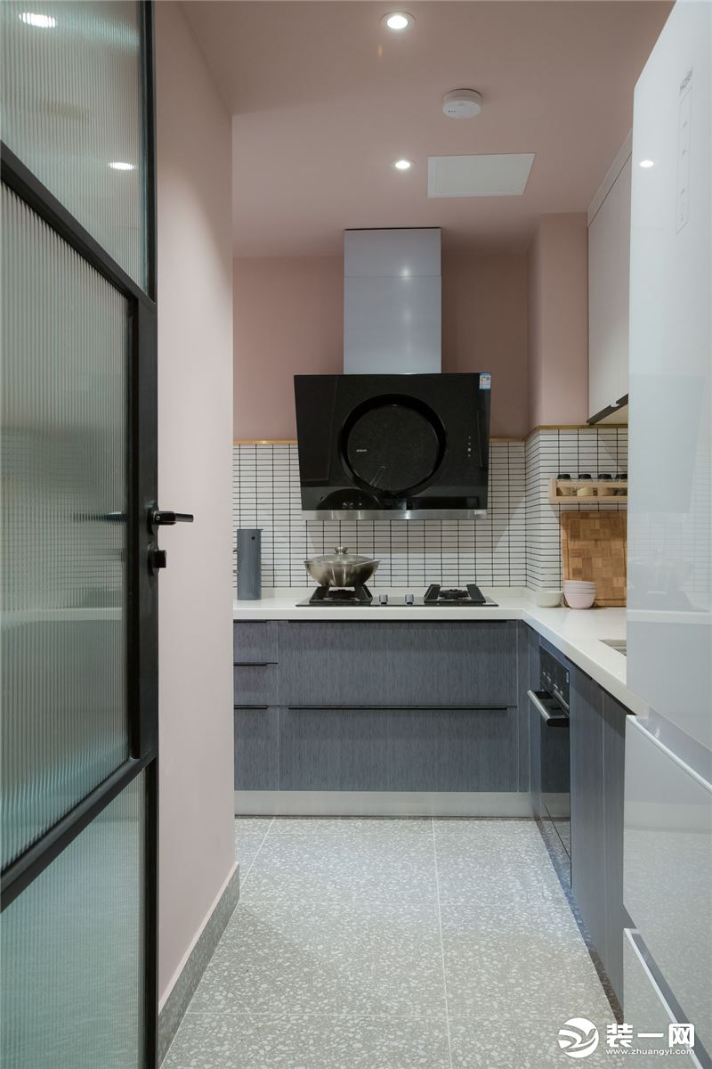 型的厨房格局连接了冰箱，水槽，操作台和转角的灶具，构成一条流畅的厨房使用动线。