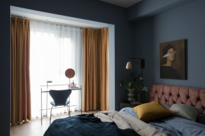 主卧采用了房主喜好色的灰蓝色，暗色系能沉淀情绪，营造放松的氛围。