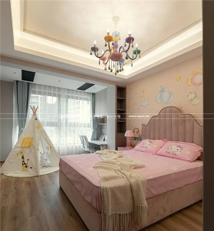 小可爱的房间是完全不同的风格，阿拉伯童话中的五彩吊灯、kitty猫的四件套、卡通墙纸