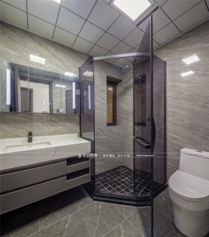 主卫的智能镜是一大亮点，搭配浅灰色的浴室柜和地砖完美的诠释了现代风