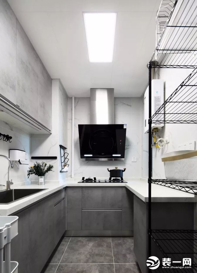 ▲ 厨房以黑白灰为主色调，白色让采光本就弱的厨房更明朗通透，水泥灰的质感简单而沉稳。