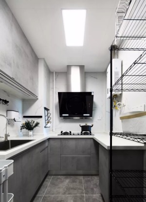 ▲ 厨房以黑白灰为主色调，白色让采光本就弱的厨房更明朗通透，水泥灰的质感简单而沉稳。