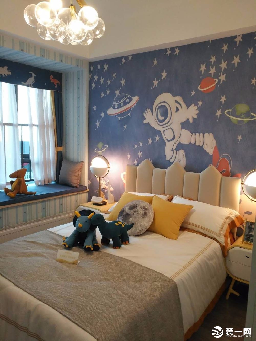 儿子房间床头背景使用了一幅卡通壁画，增加童趣。