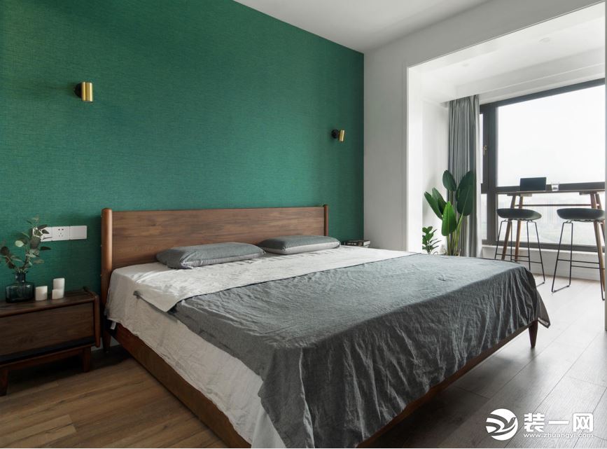 主卧室床头背景的墨绿色，是近年来很受欢迎的一种颜色，墨绿色搭配沉稳的胡桃木色，也比纯粹的绿色更加地时