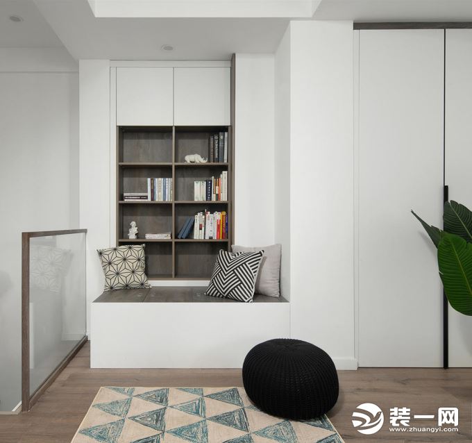 二楼的起居空间，连接着楼梯间、睡眠房间、卫浴空间，作为家庭休息和活动的空间，增加了阅读区和储物区。整