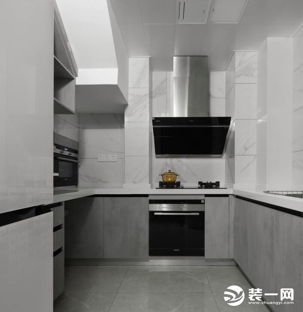 厨房黑白灰的极简冷色系空间，简约而清爽。原开发商楼梯的踏宽和踏高都不是很合理，重新浇筑之后提高了楼梯