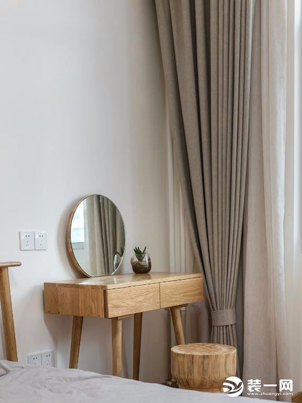 3.餐厅卡座和客厅的沙发是一体化设计，保证小空间的连续性和最大化的利用可用空间