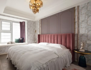 轻奢的风格贯穿整屋，紫色的硬包皮革背景和绒面床背，软硬相衬，金色的收边条点题了轻奢的风格。壁纸的色调